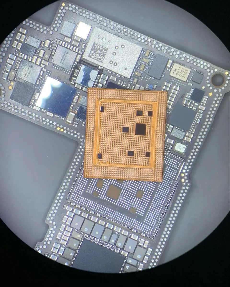Carte mère d’iPhone observée au microscope