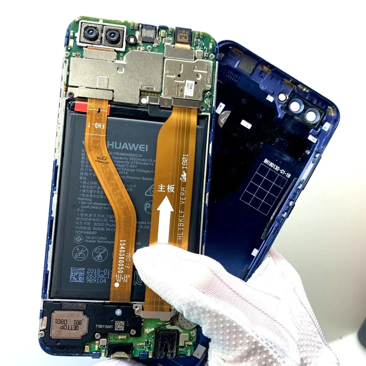 Téléphone Huawei ouvert pendant une réparation